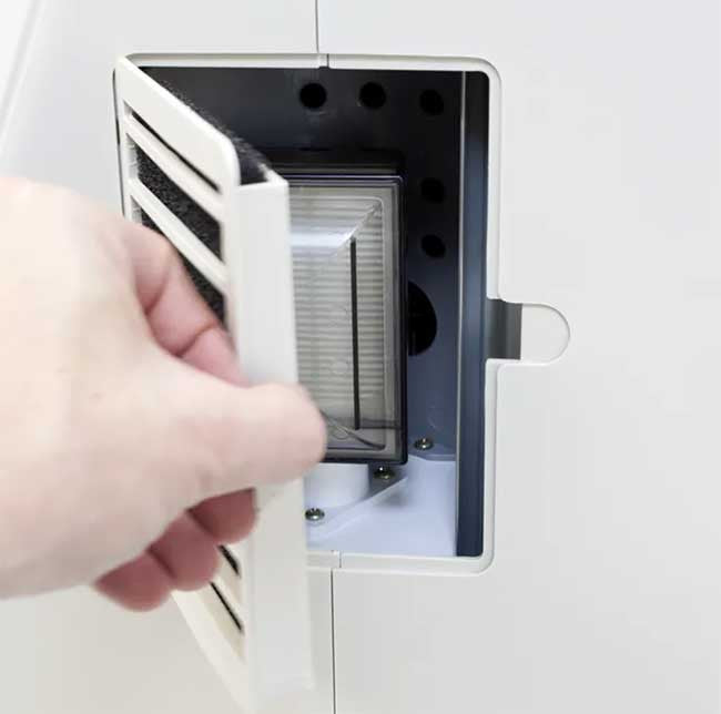 Dynarex Oxygen Concentrator, 0.5 to 5 LPM Liter Per Minute model 33950 offers easy access to cleaning the cabinet filter.